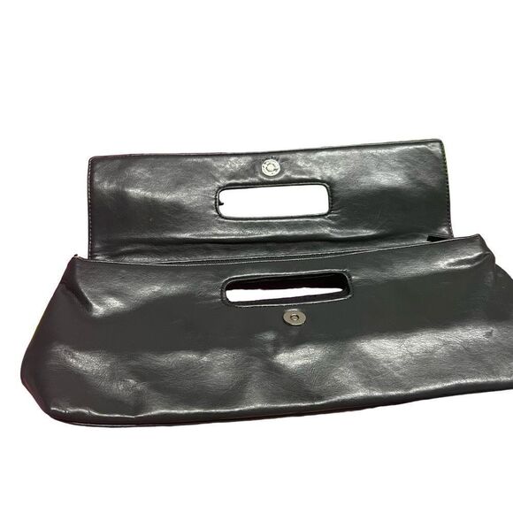 Long gray PVC clutch with magnetic snap - Picture 12 of 15
